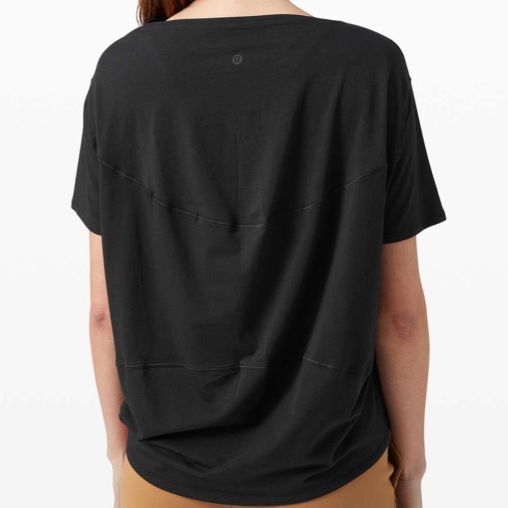 Lululemon Back In Action Short Sleeve in Black size 4